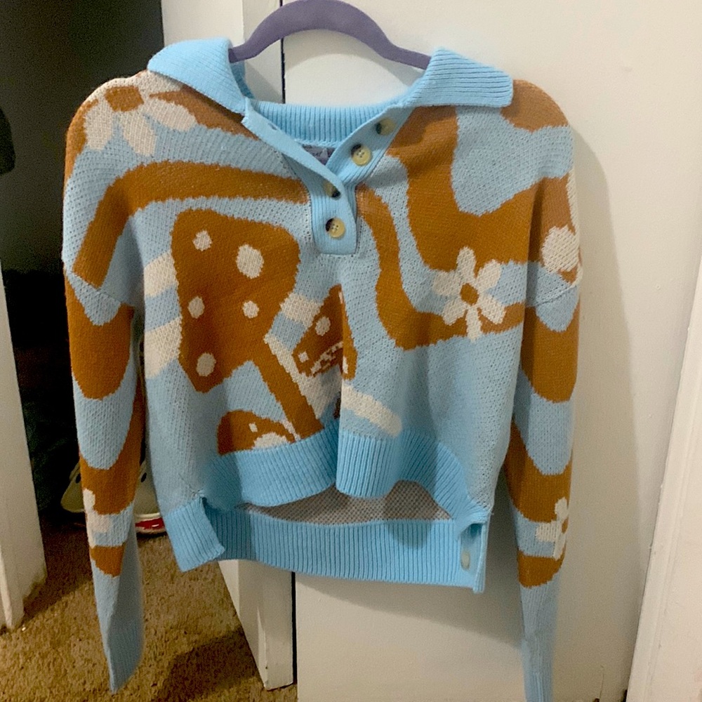 I’m selling a top that I’ve never worn before. It’s a crop long sleeve top.
